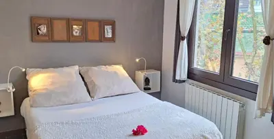 a bedroom with a bed with a pink flower on it at Barcelona Badalona tu refugio playa y metro in Badalona