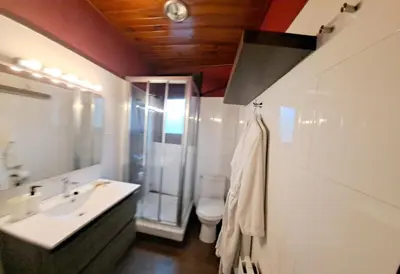 a bathroom with a sink and a toilet at Barcelona Badalona tu refugio playa y metro in Badalona