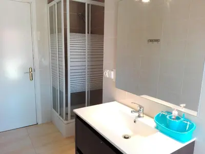 a bathroom with a sink and a shower at La Casa de Vacaciones in Terrassa