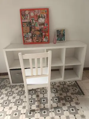 a white desk with a chair and a picture at Habitación grande con balcón y mucha luz in Barcelona