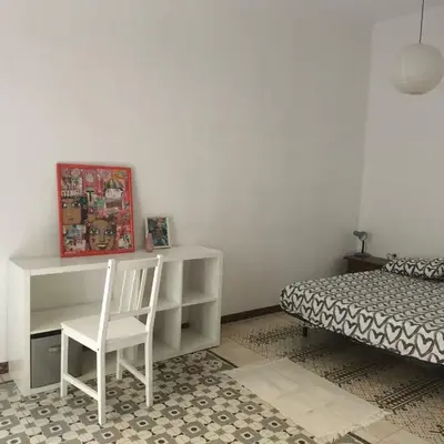 Habitación grande con balcón y mucha luz