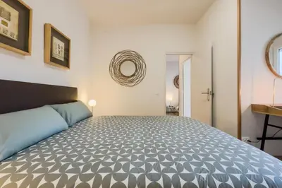 a bedroom with a large bed in a room at Apartamento cerca de Camp Nou in Hospitalet de Llobregat