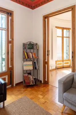 a living room with a book shelf filled with books at Apartamento de Lujo 7 Hab con balcón en Gran Vía -Grupos hasta 14 - 8min a pie Passeig Gràcia in Barcelona