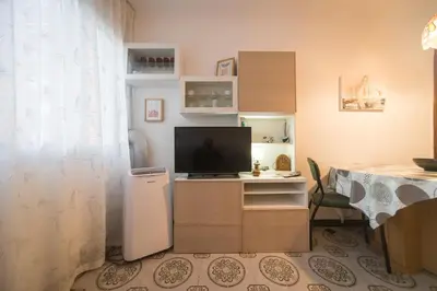 a room with a desk with a television and a table at Comodo y luminoso en Cornella -Barcelona- in Cornellà de Llobregat