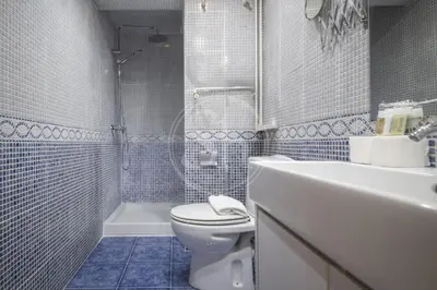 a bathroom with a toilet and a sink and a shower at Apartamento familiar en Barcelona in Barcelona