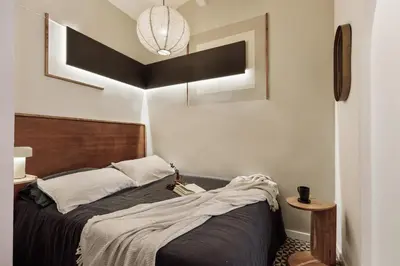 a kitchen and dining room with a table and chairs at Tiqui - 1 bedroom and balcony in Vila de Gràcia in Barcelona