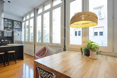 a living room with a couch and a table at Bonito apartamento para 4 in Barcelona