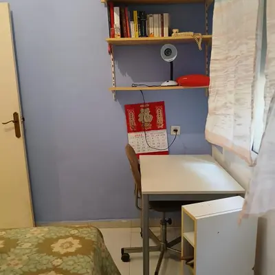 a room with a desk and a bed and a table at Habitación azul con cama doble disponible en Barcelona in Barcelona
