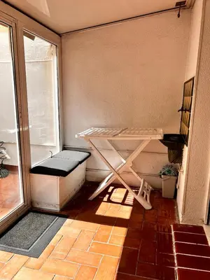 an empty room with a table and a chair in it at Acojedor apartamento, centro con patio in Sabadell