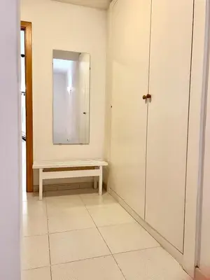 a dressing room with a bench and a mirror at Acojedor apartamento, centro con patio in Sabadell