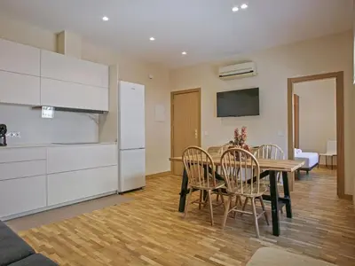 a kitchen and dining room with a table and chairs at Winahost Sabadell Buxeda in Sabadell