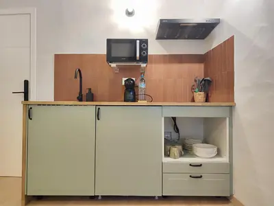 a kitchen with a counter with a tv on top at Mazi Plaça Gran in Mataró