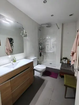 a bathroom with a sink and a toilet and a tub at Pis històric modernista al centre de Manresa in Manresa