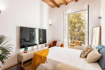 a bedroom with a large flat screen tv on the wall at Amplio Apartamento en Barcelona in Barcelona