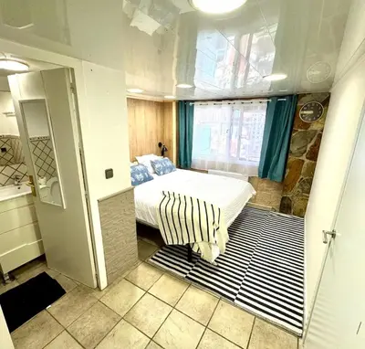 a small bedroom with a bed and a window at Loue Villa à Castelldefels BARCELONE avec piscine, 8 couchages, 7 minutes de la plage in Castelldefels