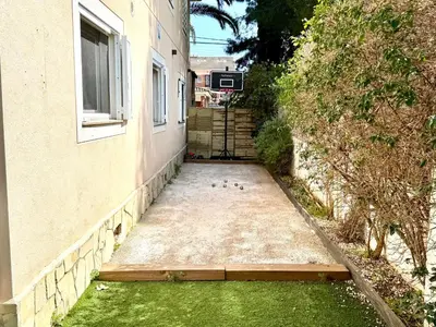 a group of ducks walking down a sidewalk next to a building at Loue Villa à Castelldefels BARCELONE avec piscine, 8 couchages, 7 minutes de la plage in Castelldefels