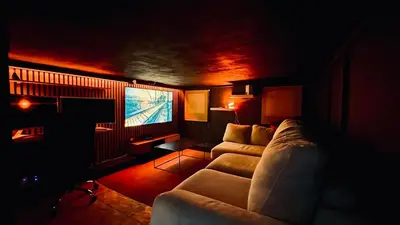 a living room with a couch and a television at Loue Villa à Castelldefels BARCELONE avec piscine, 8 couchages, 7 minutes de la plage in Castelldefels