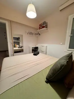 a bedroom with a large bed with a pillow on it at Una estancia temporal en un sitio ideal y céntrico de Barcelona in Barcelona