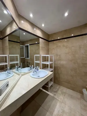 a bathroom with two sinks and a large mirror at Una estancia temporal en un sitio ideal y céntrico de Barcelona in Barcelona