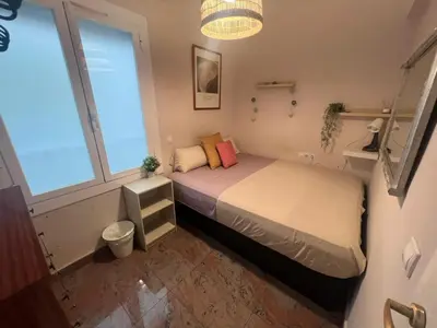 a small bedroom with a bed and a window at Una estancia temporal en un sitio ideal y céntrico de Barcelona in Barcelona