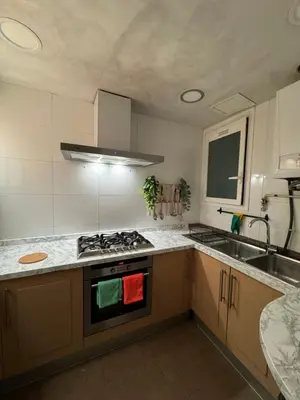 a kitchen with a stove and a sink at Una estancia temporal en un sitio ideal y céntrico de Barcelona in Barcelona