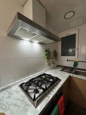 a kitchen with a stove top in a kitchen at Una estancia temporal en un sitio ideal y céntrico de Barcelona in Barcelona