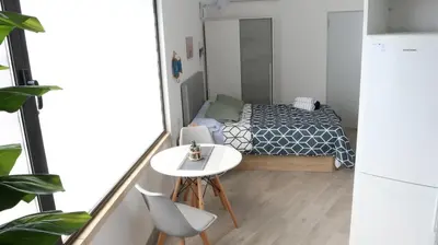 a kitchen with a washing machine and a microwave at Entire apartment, accessible ground floor in Hospitalet de Llobregat