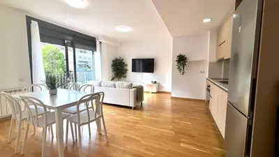 a kitchen and a dining room with a table and chairs at Luminoso apartamento by Prestigi in Terrassa