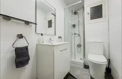 a bathroom with a toilet and a sink and a shower at Apartamento de 3 habitaciones en Barcelona F2 in Hospitalet de Llobregat