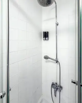 a white bathroom with a sink and a mirror at Apartamento de 3 habitaciones en Barcelona F2 in Hospitalet de Llobregat