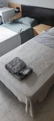 two beds sitting next to each other in a bedroom at Habitación en piso compartido in Terrassa