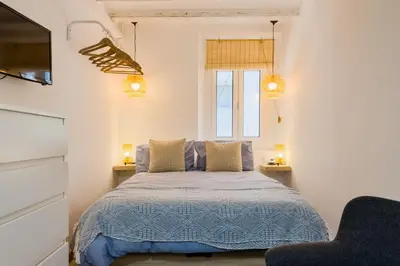 a bedroom with a bed and a window at Acogedor y céntrico Estudio 1 in Barcelona