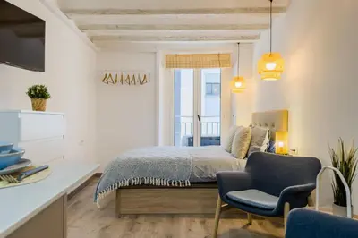a bedroom with a bed and a desk and a chair at Acogedor y céntrico Estudio 2 in Barcelona