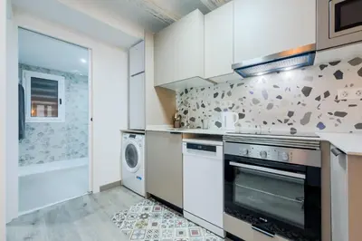 a kitchen with a stove and a washer and dryer at Acogedor y céntrico Estudio 2 in Barcelona