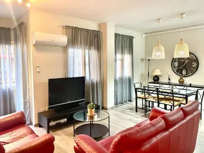 a living room with a couch and a television at Apartamento vacaciones Barcelona in Barcelona