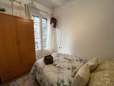 a bedroom with a bed and a large window at Apartamento Fira Barcelona, 20' Barcelona centro, 4 hab - 8 pers in Hospitalet de Llobregat