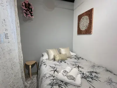 a bedroom with a bed with towels on it at Apartamento Fira Barcelona, 20' Barcelona centro, 4 hab - 8 pers in Hospitalet de Llobregat
