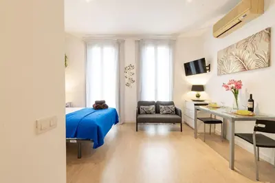a bedroom with a bed and a desk with a chair at Studio Premium en Sants a 15' Bcn Centro y Fira Bcn in Barcelona