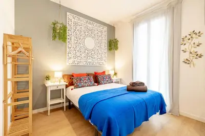 a bedroom with a bed with a blue blanket at Studio Premium en Sants a 15' Bcn Centro y Fira Bcn in Barcelona