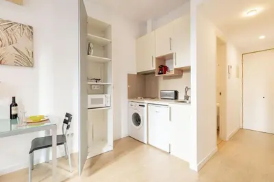 a kitchen with a washer and dryer in a room at Studio Premium en Sants a 15' Bcn Centro y Fira Bcn in Barcelona