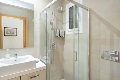 a bathroom with a sink and a glass shower at Magnífico apartamento en el centro in Barcelona