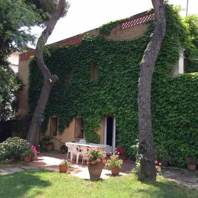 Casa de pueblo con jardín