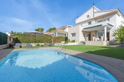 a swimming pool in front of a house at Fantástica casa en alquiler con piscina en Vilanova i la Geltrú in Vilanova i la Geltrú