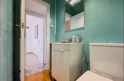 a bathroom with a white toilet and a mirror at Apartamento en Barcelona Pau sans in Hospitalet de Llobregat