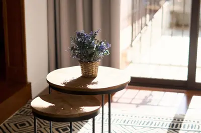 a small table with a vase of purple flowers on it at Apartamento en Caldes d'Estrac in Caldes d'Estrac