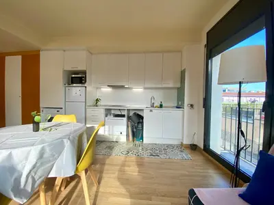 a kitchen and dining room with a table and chairs at Loft muy soleado en Terrassa in Terrassa