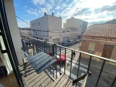 a balcony with a bench and a view of a parking lot at Loft muy soleado en Terrassa in Terrassa