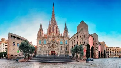 a large stone building with a large cathedral at Ven una temporada al centro de Barcelona in Barcelona