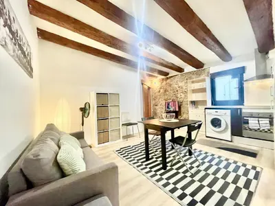 a living room with a couch and a table at Ven una temporada al centro de Barcelona in Barcelona