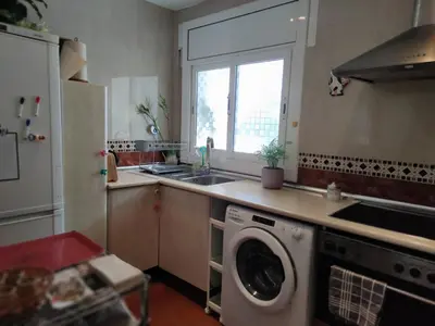 a kitchen with a washing machine and a sink at Suite de invitados independiente in Cerdanyola del Valles